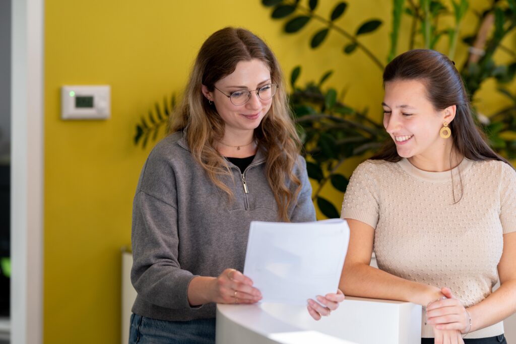 teamkindl.com - Kolleginnen bei der Arbeit.