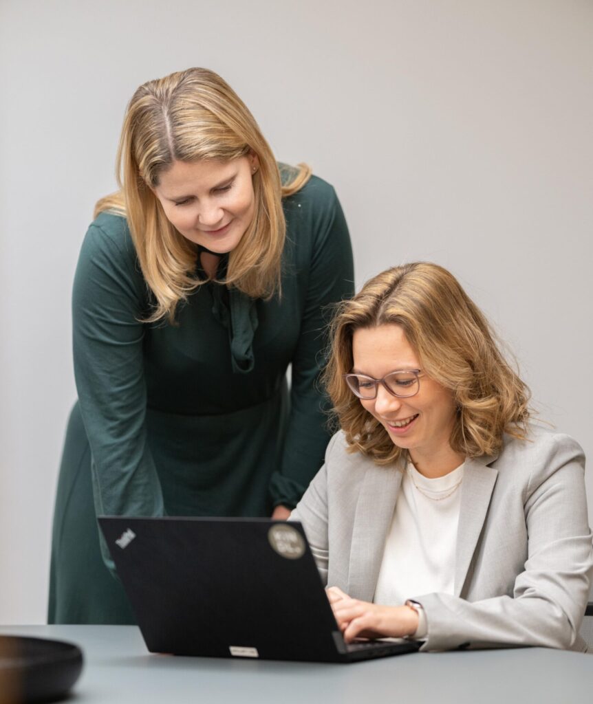 Marlis Wenninger und Katharina Christ bei der Arbeit am Computer.