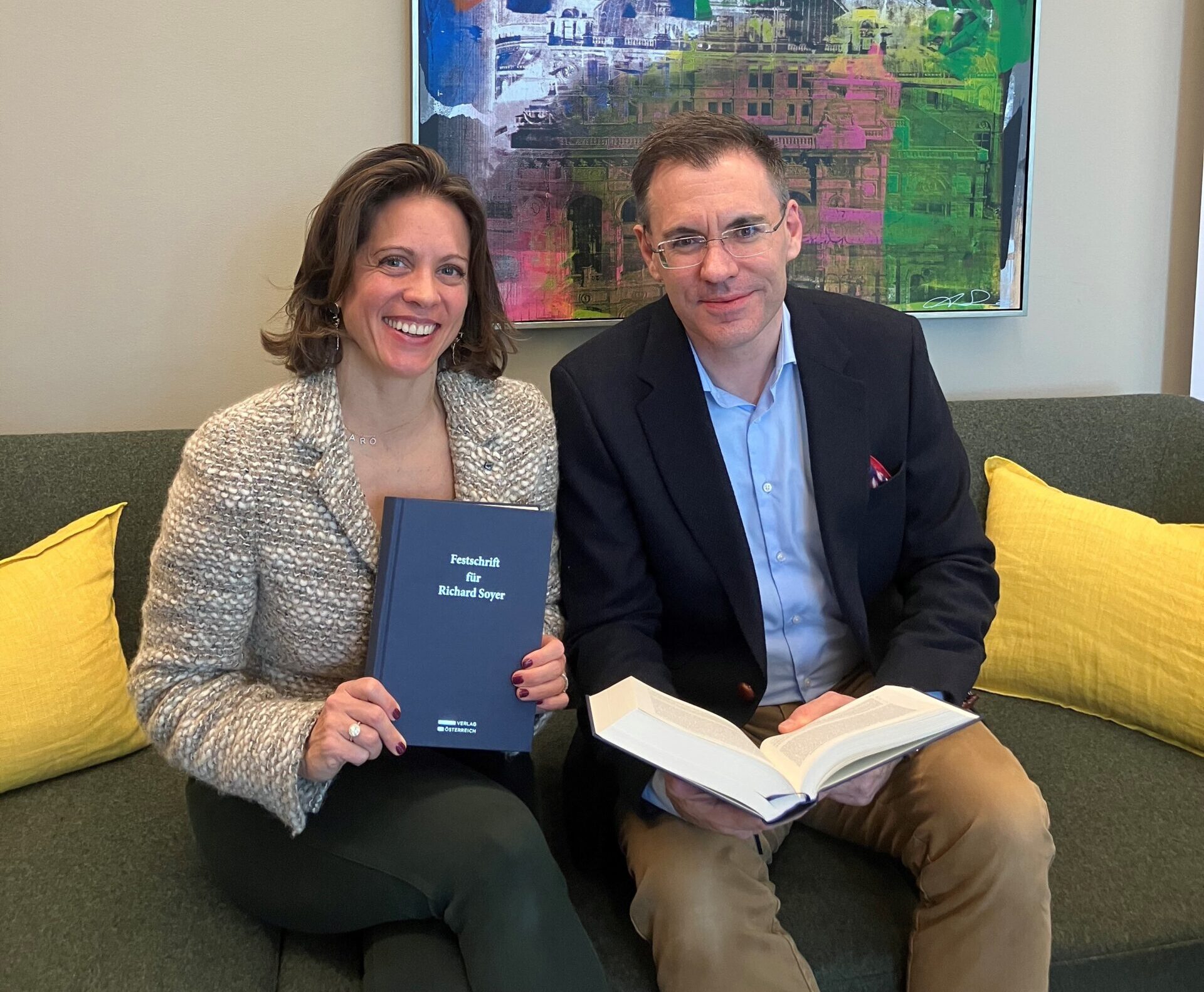 Dr Caroline KINDL und Mag Marc Julian MAYERHÖFER mit der Festschrift zum 70. Geburtstag von Univ-Doz Richard Soyer